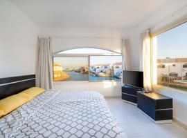 Aden Beach - Sea View room with beach access in Villa, bed & breakfast στη Χουργκάντα