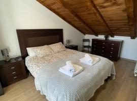 APARTAHOTEL CANFRANC, hotel v destinaci Canfranc