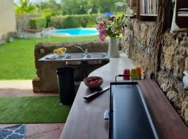Maisonnette dans village médiéval - 2 pers - piscine privée & jardin