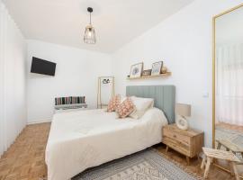 Maré Baixa Oceanside Apartment: Nazaré'de bir otel