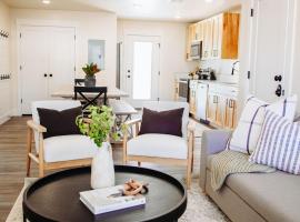 Creekside Cabin Magnolia stay w views and hot springs ONE br, hotel v destinaci McCammon