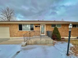 Newly Renovated Home w Garage Near Old Town, ξενοδοχείο σε Pocatello