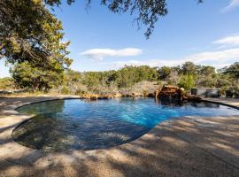 Unique Victorian Estate Pets Welcome Pool BBQ Picnic Privacy, Hotel in Dripping Springs
