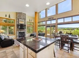 New! Cedar Chalet -on golf course, clubhouse access with gym, seasonal pool & hot tub