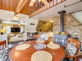 Mountain-View Cabin in Pinetop with Fire Pit and Yard