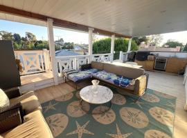 Contemporary Guest Studio with Roof-top Deck Walk to Santa Monica Beach, hotel in Santa Monica