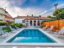 House with private pool 150 m from sea!, Hotel in Fažana