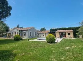 Charming holiday house with private pool, Maillane