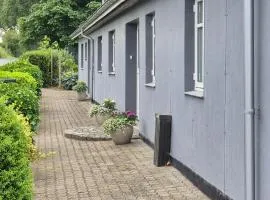 Værelse, tv-stue og spiserum på første sal, eget bad i stueetagen