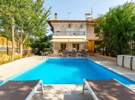 Urban Oasis - Heated Pool Villa in Thessaloniki