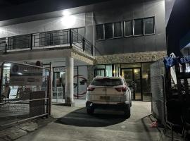 Sunset Serenity Retreat in Ranadi-Free High Speed Wifi near great coffee Bar 2Beds Apt, hotel pro pobyt s domácími mazlíčky v destinaci Panatina