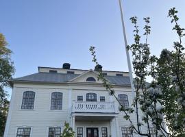 Lägenhet i sekelskifteshus, Hotel in Härnösand