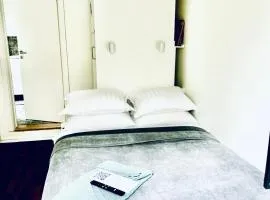 Studio 104- Free PARKING onsite -Private entrance