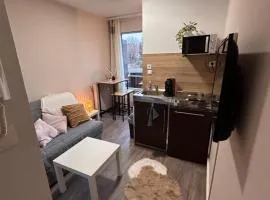 Cosy studio neuf avec balcon
