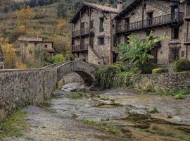 Maison de 10 personne au centre de beget, hotel en Beget
