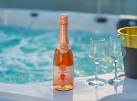 "Golden Sky" Baby Villa with Jacuzzi, hotell sihtkohas Vodice