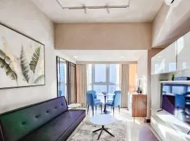 LUXESTAYSMNL STYLISH FAMILY 2BR SUITE POOLGYM 400MBPS WIFI NETFLX Amazing City View