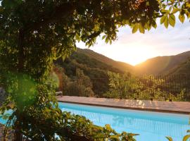 Les Gîtes de l'Abric, hotel i LʼEstréchure