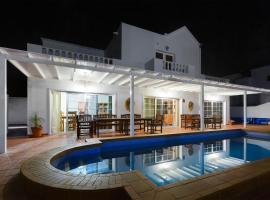 Vela Latina, a villa to enjoy!, hotell i Costa Teguise