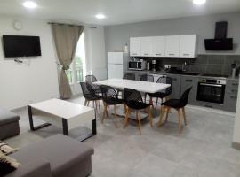 appt tout confort a laveissiere 103, hotel in Laveissière