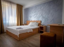 White House, hotel con estacionamiento en T&acirc;rgu Jiu