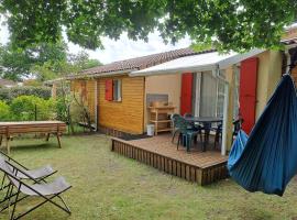 Chalet de vacances aux abords du lac d'Hourtin, Hotel in Hourtin
