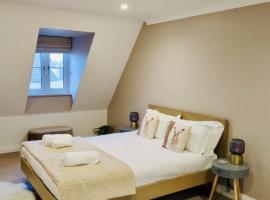 Modern Town House in Cotswolds - 3 double bedrooms、ウィットニーのホテル
