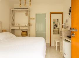 Petite Suite Juquehy - A 2 quadras do Mar - Pequena mas completa - 13 metros quadrados - Ar cond - Frigobar - Microondas - TV Smart - Serviço de Praia - Roupa cama e banho luxo - Wi Fi - Janelas e portas acústicas - Tudo Novo e cheiroso!, khách sạn ở Juquei