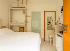 Petite Suite Juquehy - A 2 quadras do Mar - Pequena mas completa - 13 metros quadrados - Ar cond - Frigobar - Microondas - TV Smart - Serviço de Praia - Roupa cama e banho luxo - Wi Fi - Janelas e portas acústicas - Tudo Novo e cheiroso!