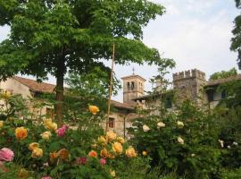 "Vicinia" with garden in the castle, hotel v destinaci Strassoldo