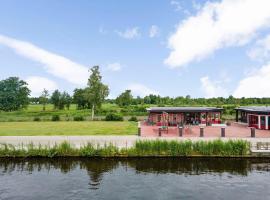 Holiday Home in Friesland near Canal & Lake, hotel a Schuilenburg