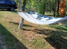 colina farm camping cort, hotel de playa en Găgeni