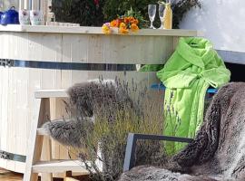 La maison horlogère , sauna extérieur , bain nordique au feu de bois et prêt de raquettes des neiges, hotel in Les Fontenelles