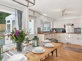 Glynmar - Sea Glimpses Hot Tub Pool Table