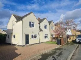 6 Bedroom Spacious villa, Free Parking