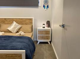 Coastal Hideaway By Lake, hotel v destinaci Toukley