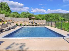 Beautiful Apartment In Vallon Pont Darc, khách sạn ở Vallon-Pont-dʼArc