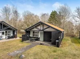 Beautiful Home In Væggerløse With Wifi