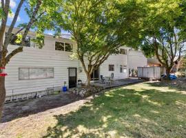 Colonial Home 7BR 4BA Sleeps 14, hotel v destinaci Bothell