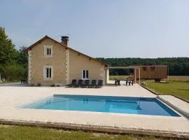 Maison typique et roulotte vue sur le château d'Hautefort