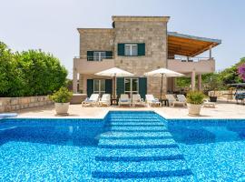 Villa Petmat - with private pool and 6 bedrooms, hotel v mestu Dubrovnik