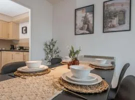 3-Bed Serviced Apt near M62, Leeds - Ideal for Up to 6 Guests - Long Stay Options - Free Parking and Wifi
