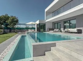Villa mit großem Infinity-Pool - Ladesäule gratis