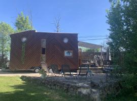 TINY HOUSE & SPA, domek nebo chatka v destinaci Faycelles
