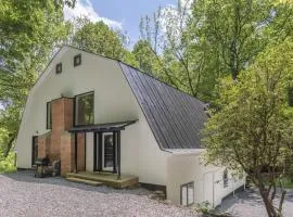 Renovated Barn in the Woods with Hot Tub