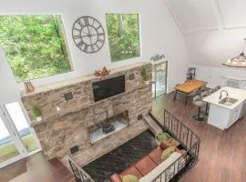 Renovated Barn in the Woods with Hot Tub