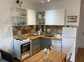 Deskos Cottage in Sutomore, hotel v destinaci Zgrada