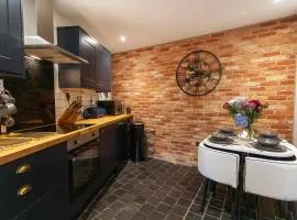Stunning Ashbourne Town Centre Cottage near Alton Towers Peak District Derbyshire