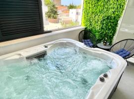 Holiday House Maze with jacuzzi