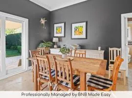 The Birch House - Stroll to CBD, Firepit